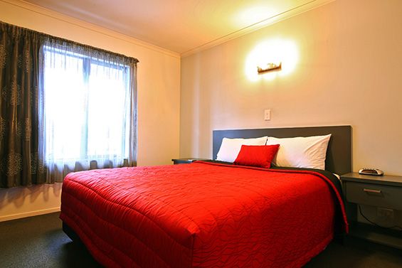1-Bedroom Suite bed